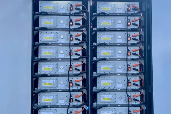Voorbeeld van een batterij-systeem bij een zonnepark
